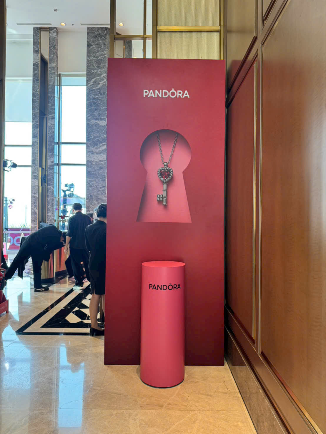 Booth trưng bày hình mốc khóa nghệ thuật 