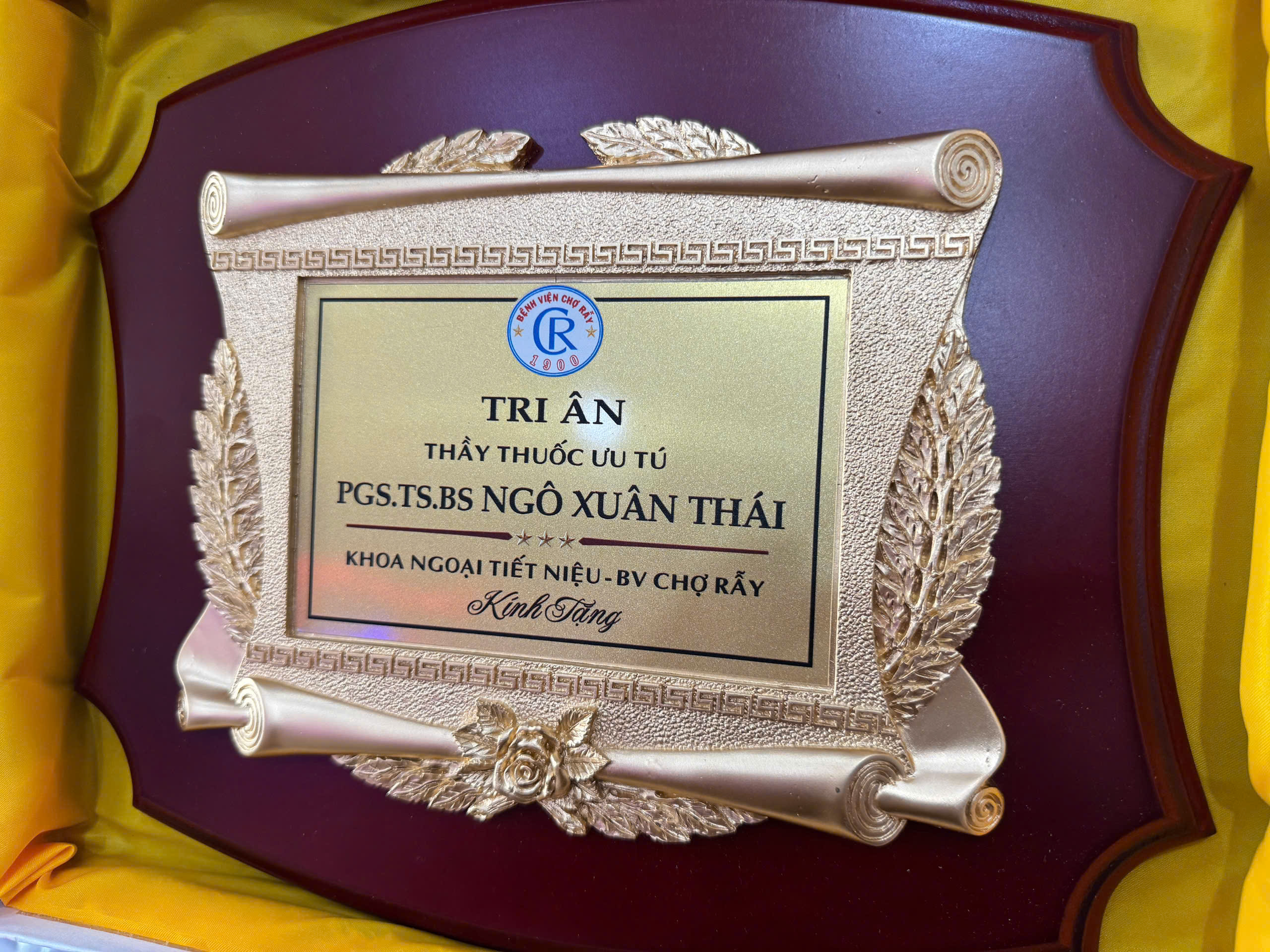 Kỷ niệm chương & Biển tên